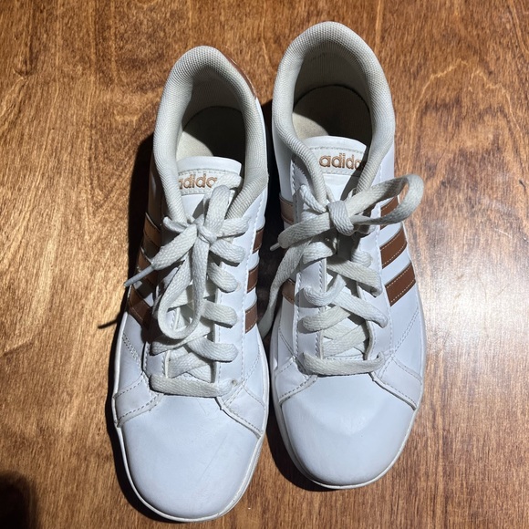Girls White Adidas Shoes, Size 4 - Picture 3 of 5